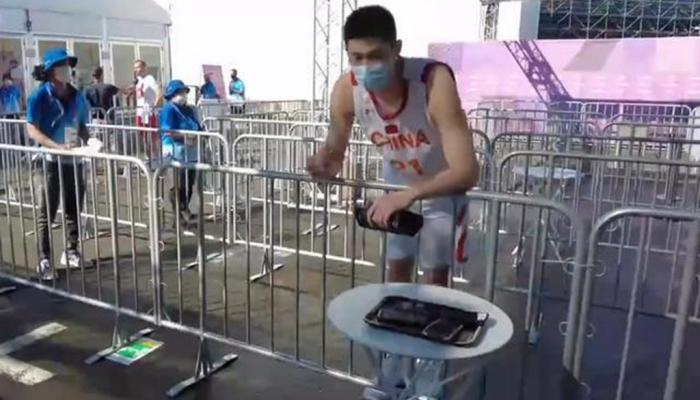 被淘汰后独自落泪！CBA队长在奥运会留遗憾，场外是孝顺的好孩子