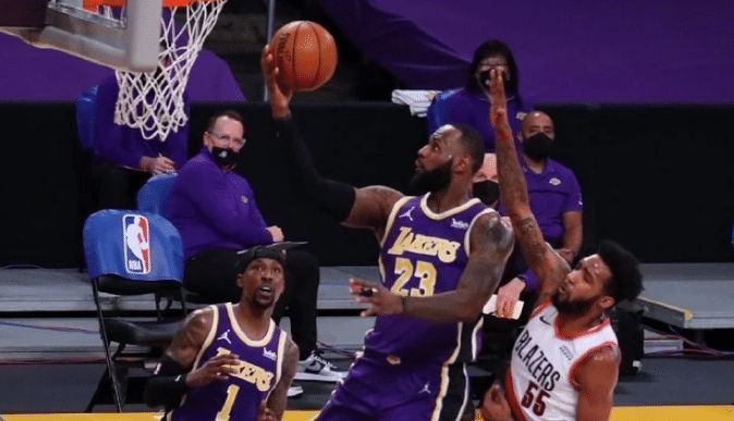 詹皇嗨了！与浓眉玩石头剪刀布+赤裸上身，马健盛赞：领袖风范