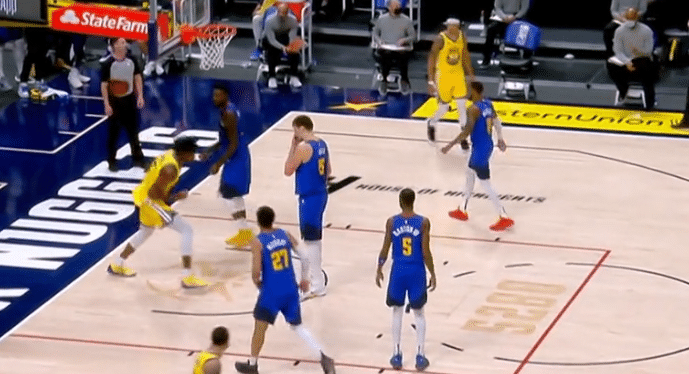 轰35分无奈输球！库里毛巾盖头沮丧离场，格林全场梦游1分5失误