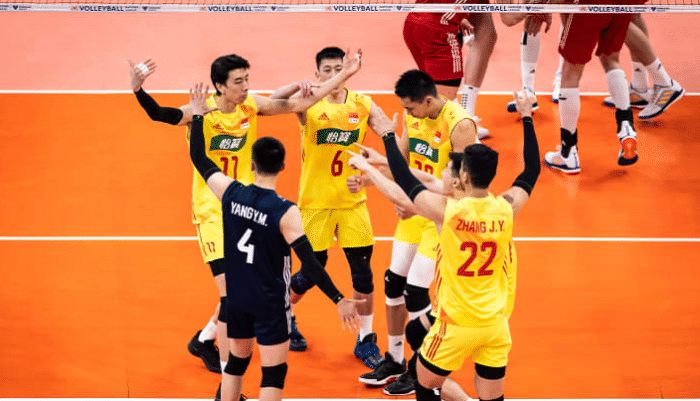 崩盘！中国男排吞4连败，24-21领先遭逆转，无缘提前保级成功
