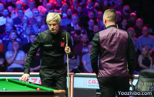 【战报】尼尔-罗伯逊6-1轻松晋级决赛 与霍金斯打响赛季决赛二番战！