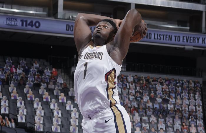 258斤太横！20岁锡安空中撞飞悍将引热议，美媒：他的力量太不尊重人