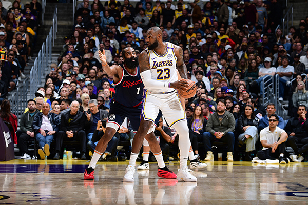 湖人6连胜西部第二！詹姆斯17+9制胜盖帽+千胜里程碑