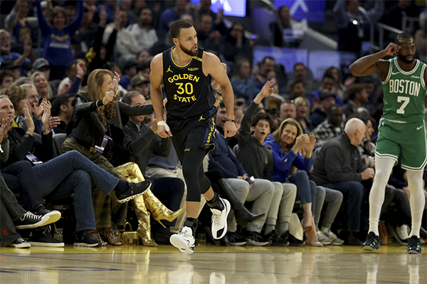 痛失主场！勇士 40 分惨败绿军，带伤库里 16 中 6 难挽败局，满脸绝望