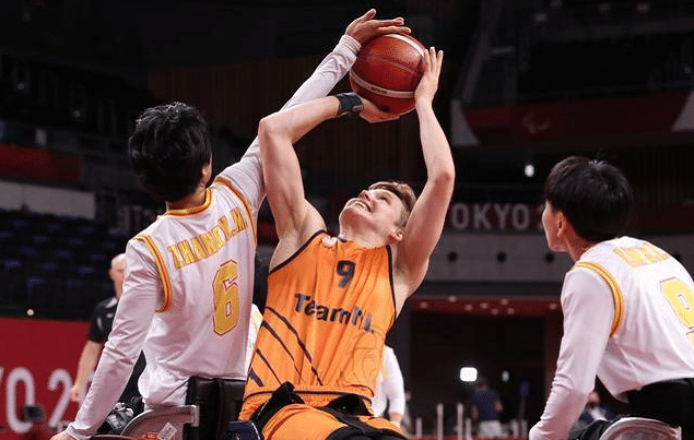 杀疯了！中国轮椅女篮1分险胜美国，半场大逆转，全胜晋级八强