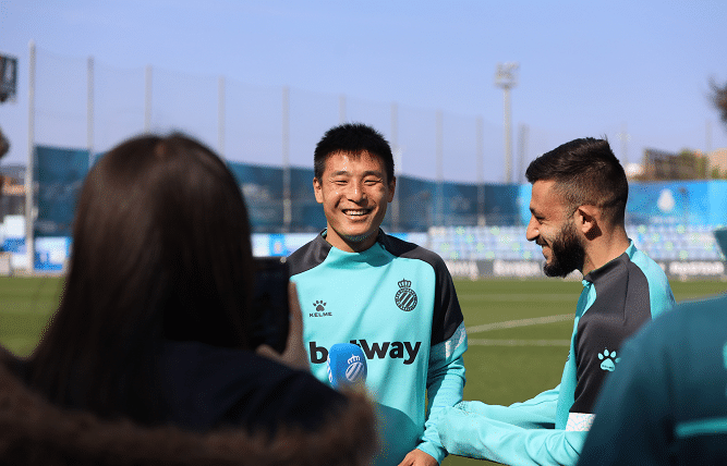 武磊处境尴尬！外媒点评一针见血：四大原因从主力沦为边缘人