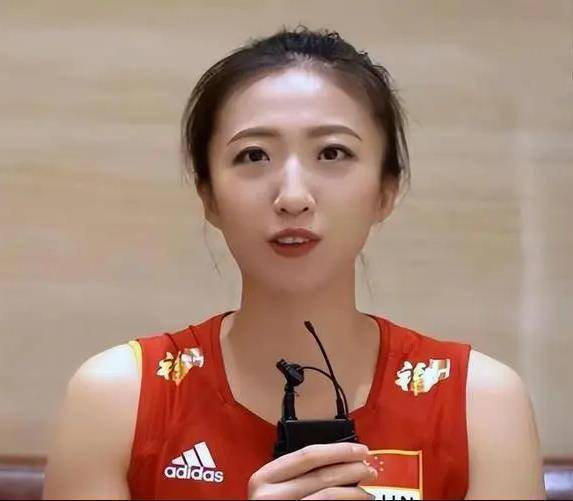 女排重大丑闻曝光，27岁国手被雪藏，王一梅或卷入，赖亚文该重罚