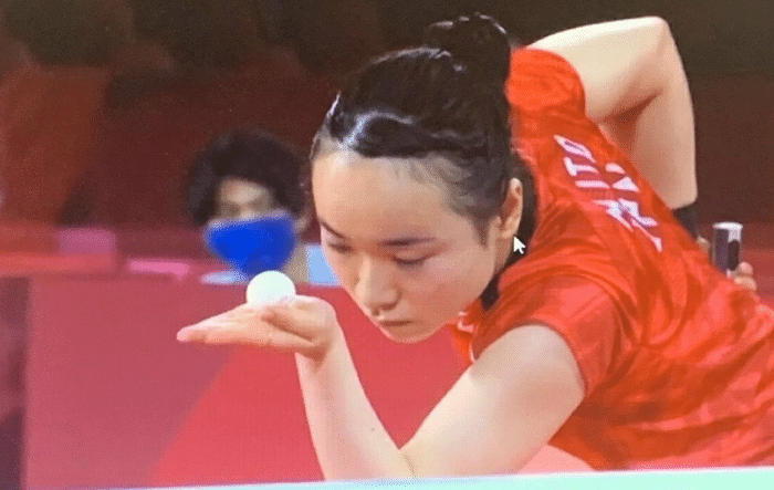 火了！伊藤美诚投诉摄像师，发球动作引热议，被指大型作法现场