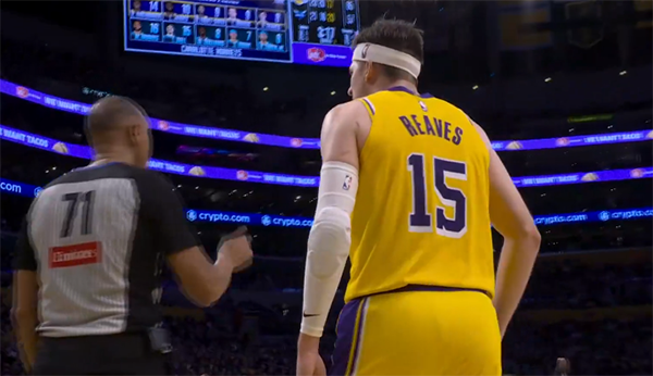 里夫斯怒喷裁判遭驱逐 湖人第三节风云突变