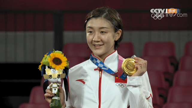 国乒传统又来了！两面五星红旗升起：陈梦微笑展示金牌+邀请伊藤美诚合影