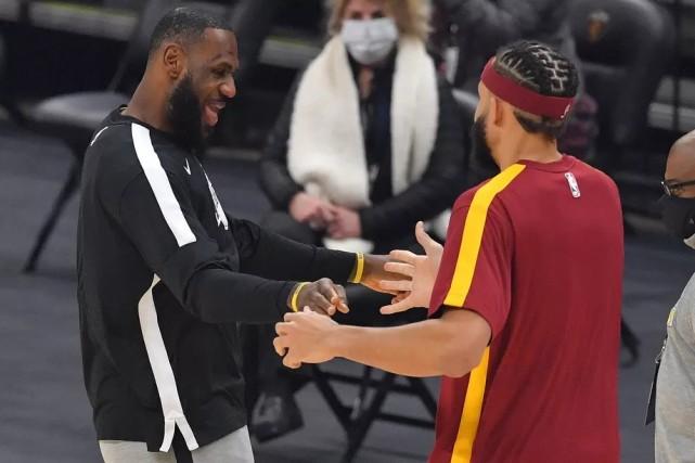 曝湖人有兴趣签回麦基！2换1抢白边也有戏？名记：耐心等待最明智