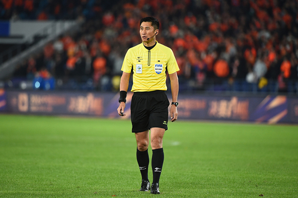 马宁亚冠再成焦点！补时拒判点球遭围堵 被沙特国脚嘲讽后怒掏黄牌