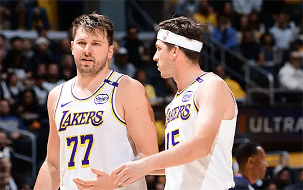 炸裂！东契奇33+11+8创纪录，两度受伤仍硬刚，湖人终结4连败