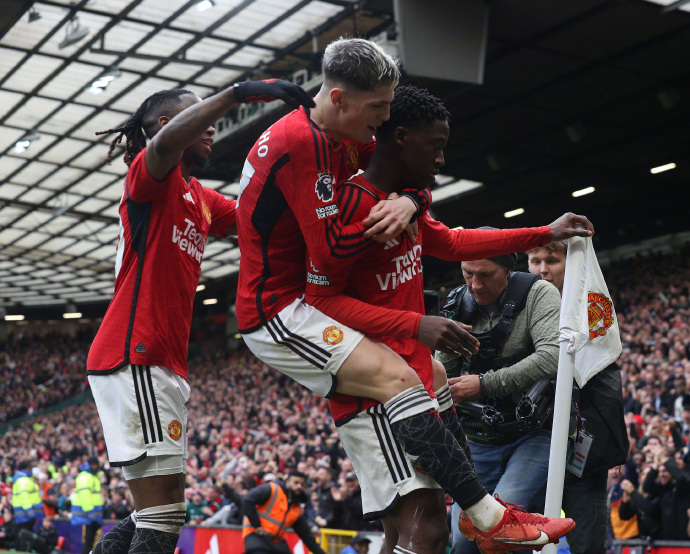 曼联全面碾压利物浦！历史性连胜送渣叔上路