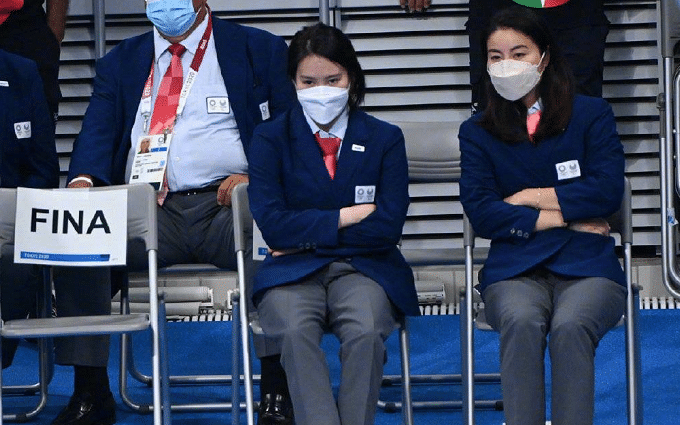 顶流！郭晶晶素颜出镜祝贺师妹夺金，合影+唱国歌引极大关注