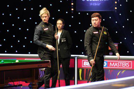 大师赛最新战报，8强决出6席，中国小将晋级，丁俊晖今晚出战