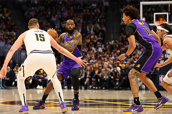 湖人4人20+掀翻掘金9连胜！詹姆斯早退，东契奇笑麻了