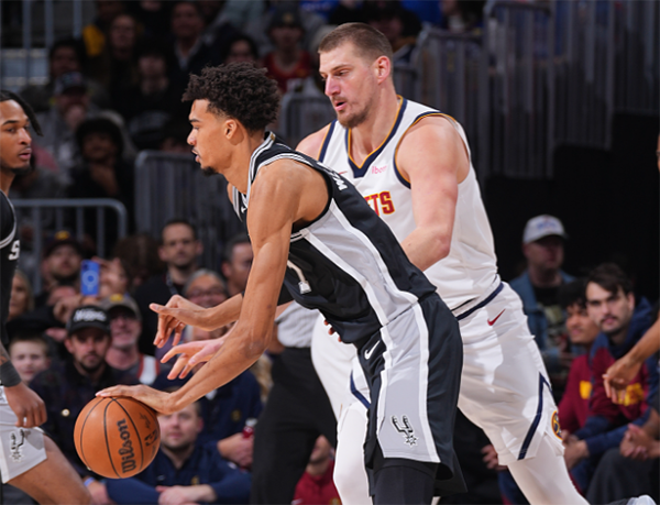 文班亚马35+18助马刺险胜掘金，与威少 “别样互动” 引关注