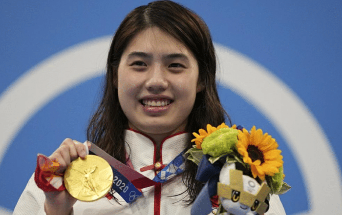 恭喜！中国游泳军团夺得银牌，张雨霏2金2银创造历史：超越孙杨