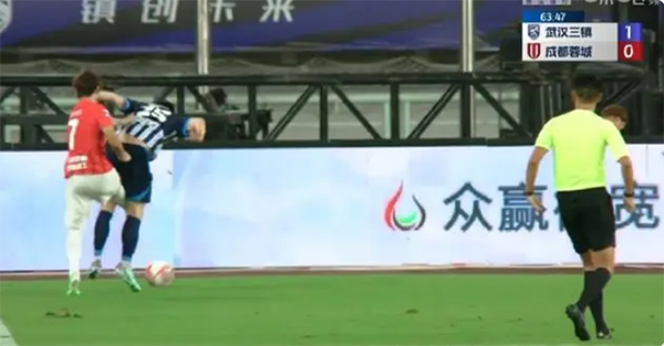 韦世豪再惹风波：与伊万矛盾及赛场红牌事件