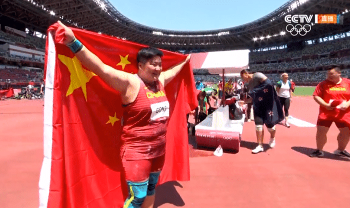 创造历史！32岁巩立姣夺冠后喜极而泣，鞠躬擦泪+身披国旗太感人