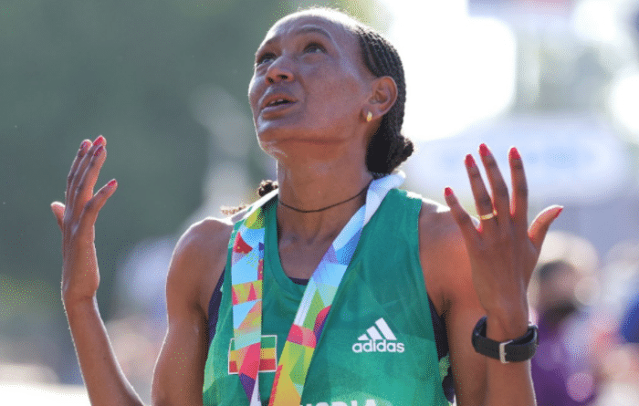 中国马拉松连迎喜讯！世锦赛纪录再被破，中国台北名将跪地撞线