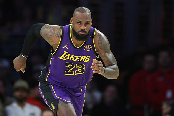 战绿军折损大将，詹姆斯腹股沟伤退，湖人前路迷茫