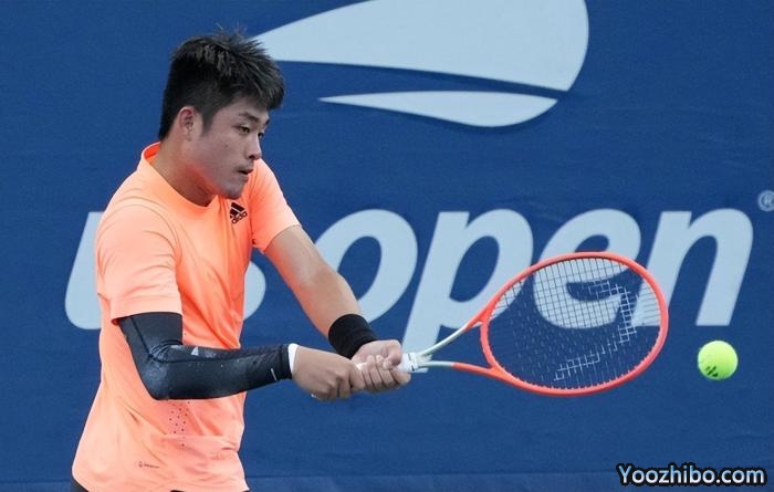 挺进美网32强！吴易昺创历史跪地庆祝：刷爆4纪录，84年神迹诞生