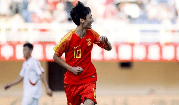 广州队国脚重伤！被对手踩到骨裂，留洋归来26岁就走下坡路