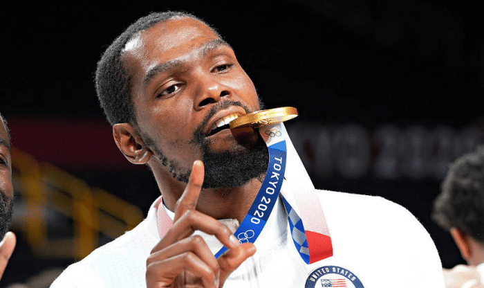 ​美国男篮回国！全队不用隔离，金牌现身夏联和夜店，詹姆斯赚了