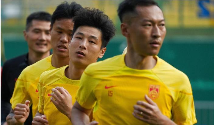 武磊出局，国足新队长出炉，2选1，名宿曝光，黑马或逆袭上位