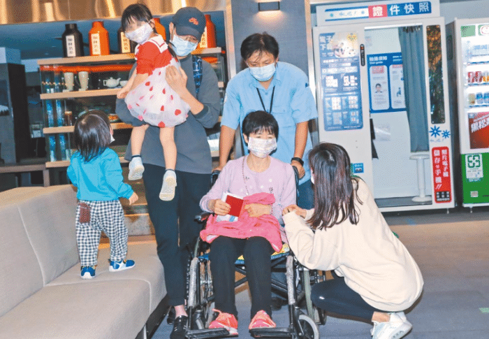 福原爱遭痛批！江宏杰悉心护送岳母，日本网友一边倒力挺：好人