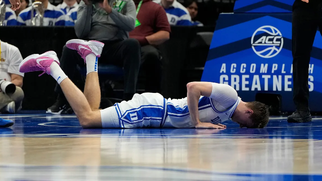 揪心！准状元弗拉格90度崴脚，轮椅离场伤情揪心