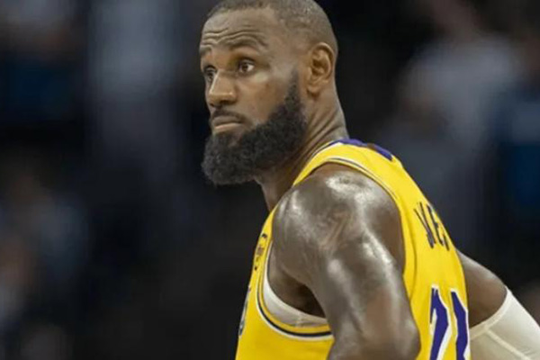 詹姆斯湖人生涯恐迎终点？5260万合同成过渡，独行侠勇士争传