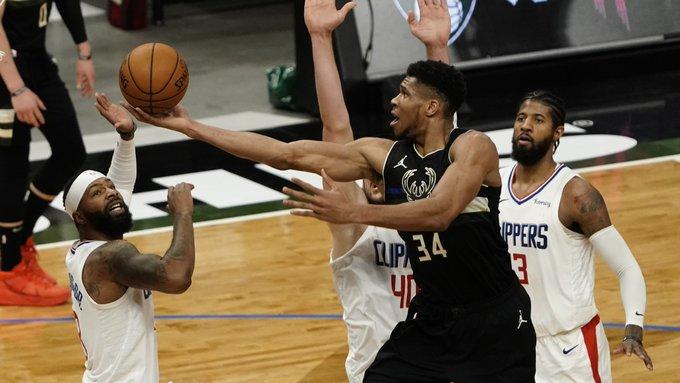 官宣裁判报告！雄鹿快船无误判，比尔争议球吹罚正确：自己滑倒出界违例