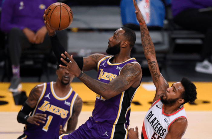 湖人2大替补爆发！老詹赢球乐坏了：与浓眉小黑交谈咧嘴大笑