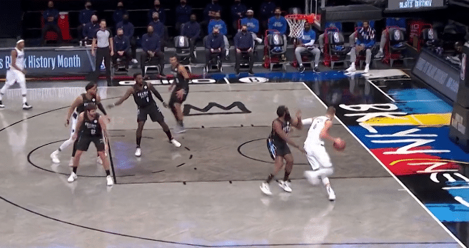 一步过哈登！波尔津吉斯秀翻身暴扣，单节2送盖帽+身高差被热议