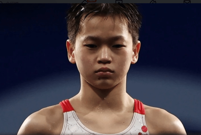 全红婵第三跳炸出2米水花，恩师担心的发生了，教练反应成关键