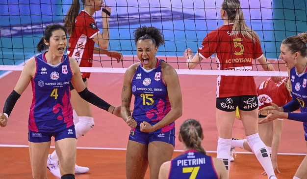 美国队主帅观战！朱婷两局打卡率队晋级，冲冠考验：死磕强敌