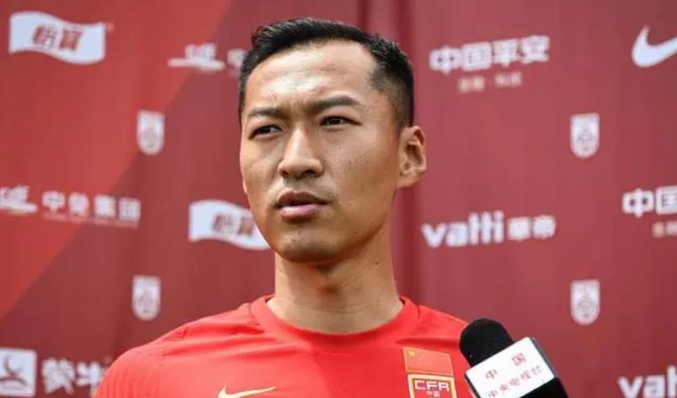 吴曦不踢，新星被抢？国足新帅遭双重打击，名记点名，郑智看懂了