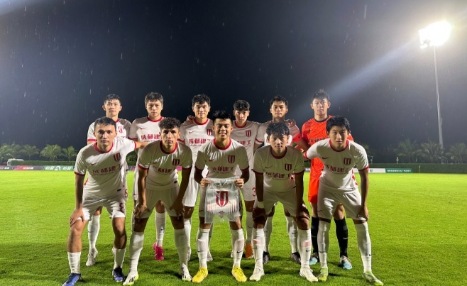 蓉城双星闪耀：首位 00 后戴帽球员与队友假期救人传递正能量