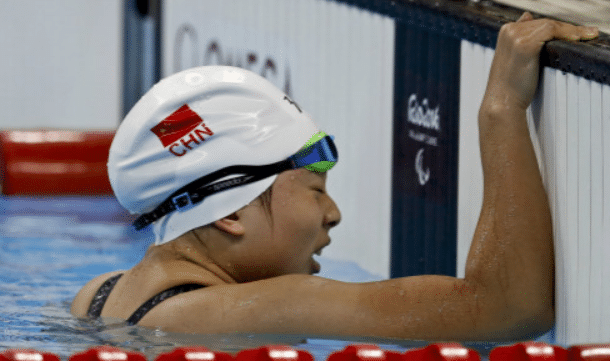 0.12秒优势夺冠！张丽斩获中国游泳队首金，先天脑瘫浴火重生