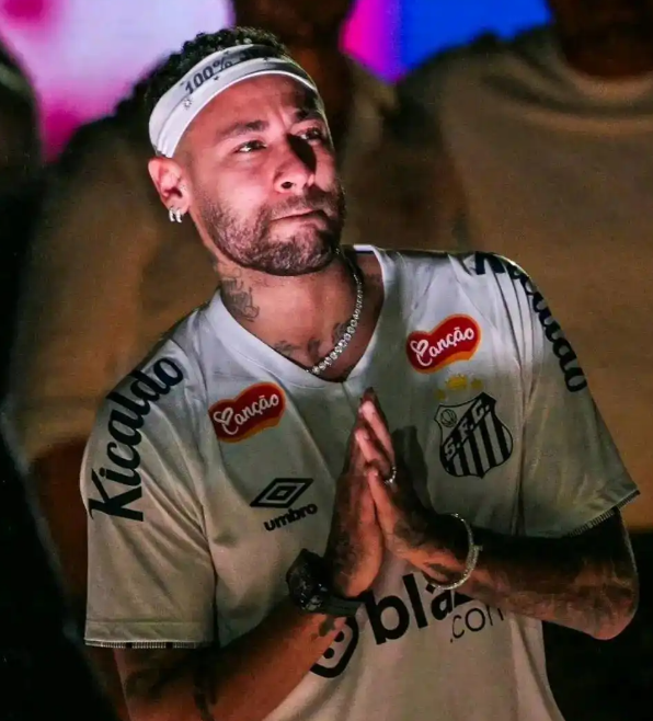 内马尔第4次开启新征程 12年后免费回归桑托斯，6个月短约引关注