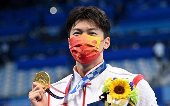 夺金后尽情庆祝！从孙杨配角到新晋奥运冠军，27岁天才扬眉吐气