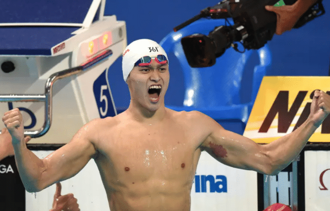 泪目！孙杨隔空吊打世锦赛冠军，最后50米疯狂加速，捍卫伦敦神迹