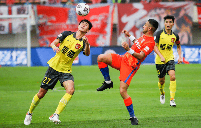 8冠王转型进入尴尬期！卡帅“摊牌”遭炮轰，沪媒：囤国脚不≠养