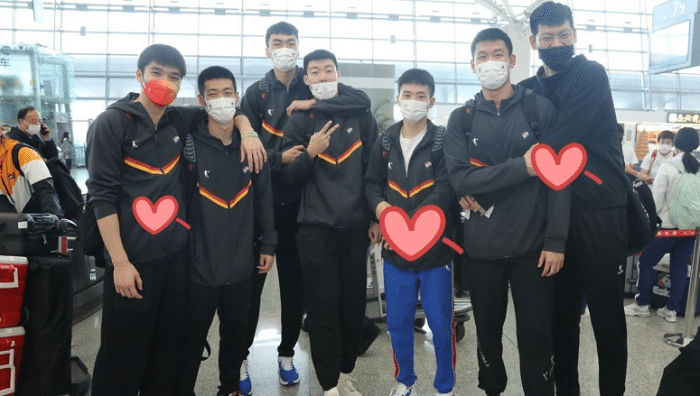 凯旋！辽宁男篮夺冠后回沈阳，郭艾伦未随队，杨鸣人气太高了