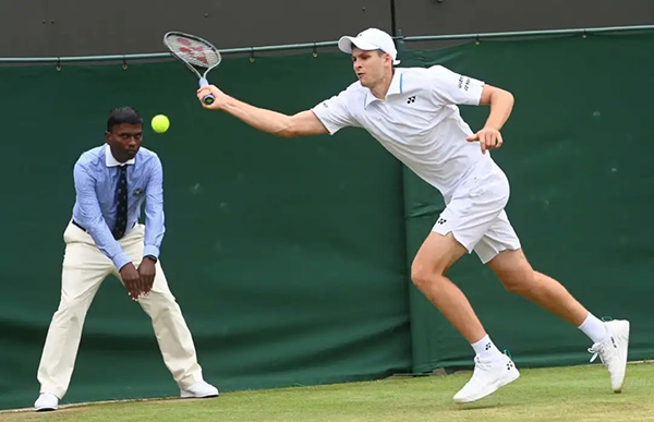 被迷弟送蛋，费德勒温网止步八强！