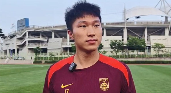 因伤契机！29 岁杨泽翔有望迎国足首秀，妻子暖心鼓励