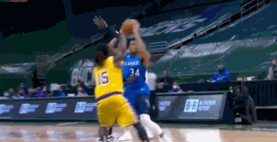 一级恶意犯规！字母哥突破中肘击哈雷尔面部，浓眉哥等表达不满